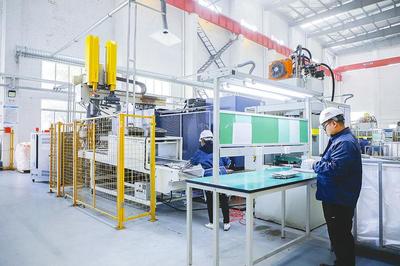 在忙碌中绽放 化妆品生产车间的一天